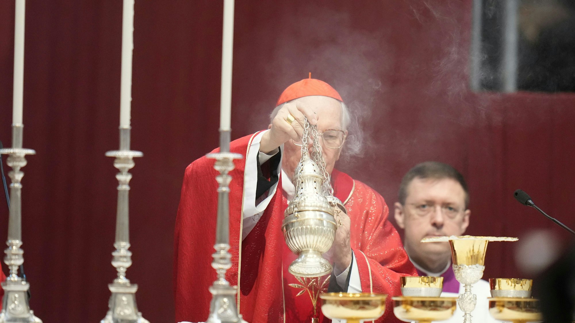 Kardinal Giovanni Battista Re zelebriert die Beerdigung des verstorbenen Kardinals Miguel Ángel Ayuso Guixot im Petersdom im Vatikan.