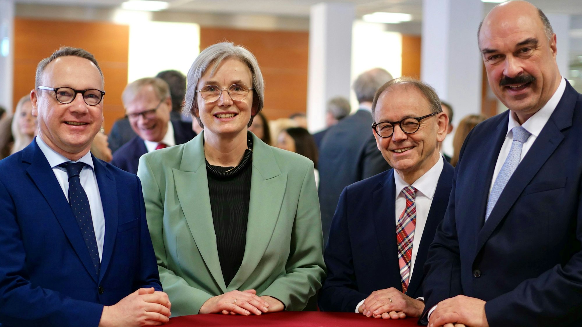 NRW-Justizminister Benjamin Limbach, die neue Landgerichtspräsidentin Katrin Jungclaus, ihr Vorgänger Roland Ketterle und Oberlandesgerichtspräsident Bernd Scheiff