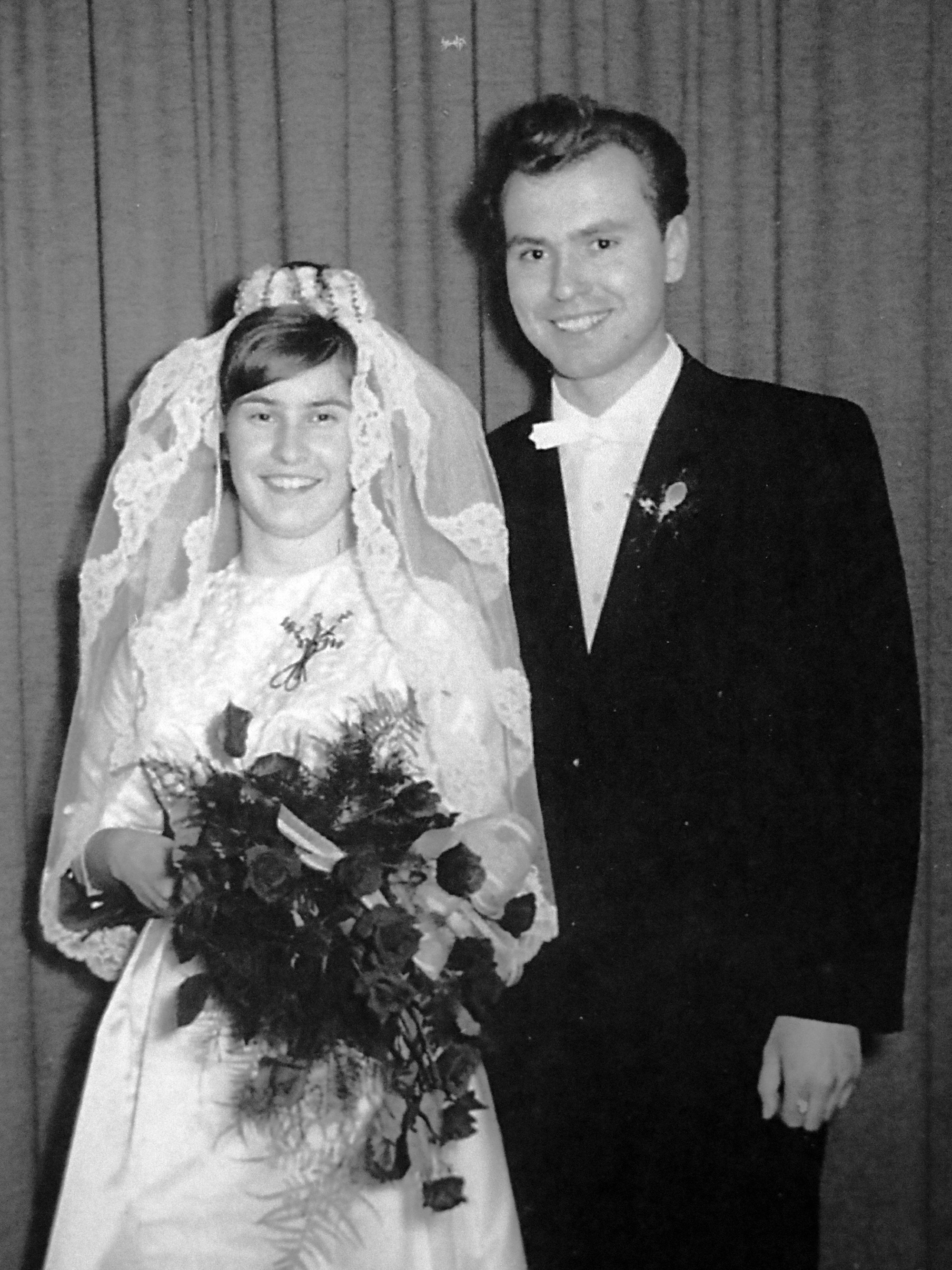 Das Foto zeigt das Ehepaar bei ihrer Trauung vor 60 Jahren (Repro).