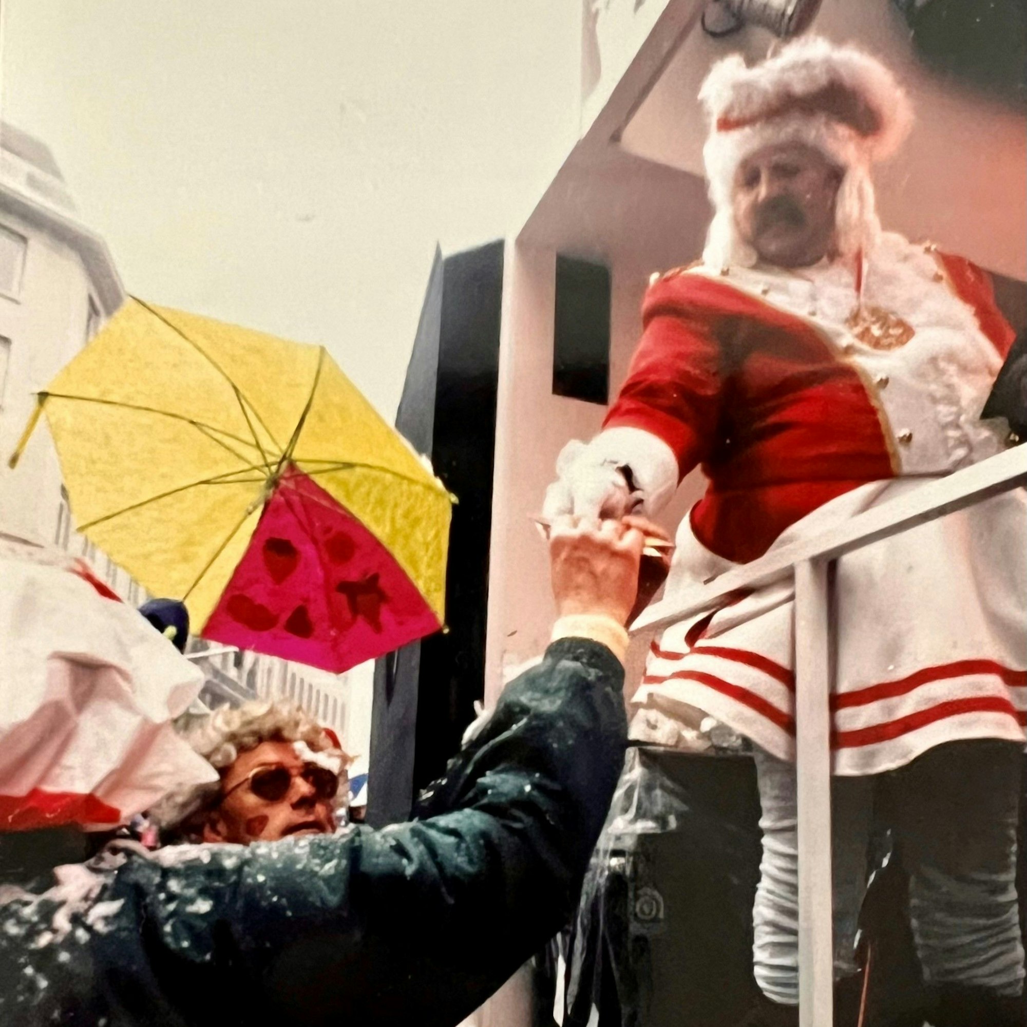 Jürgen Zeltinger steht auf einem Festwagen als Funkernmariechen verkleidet.