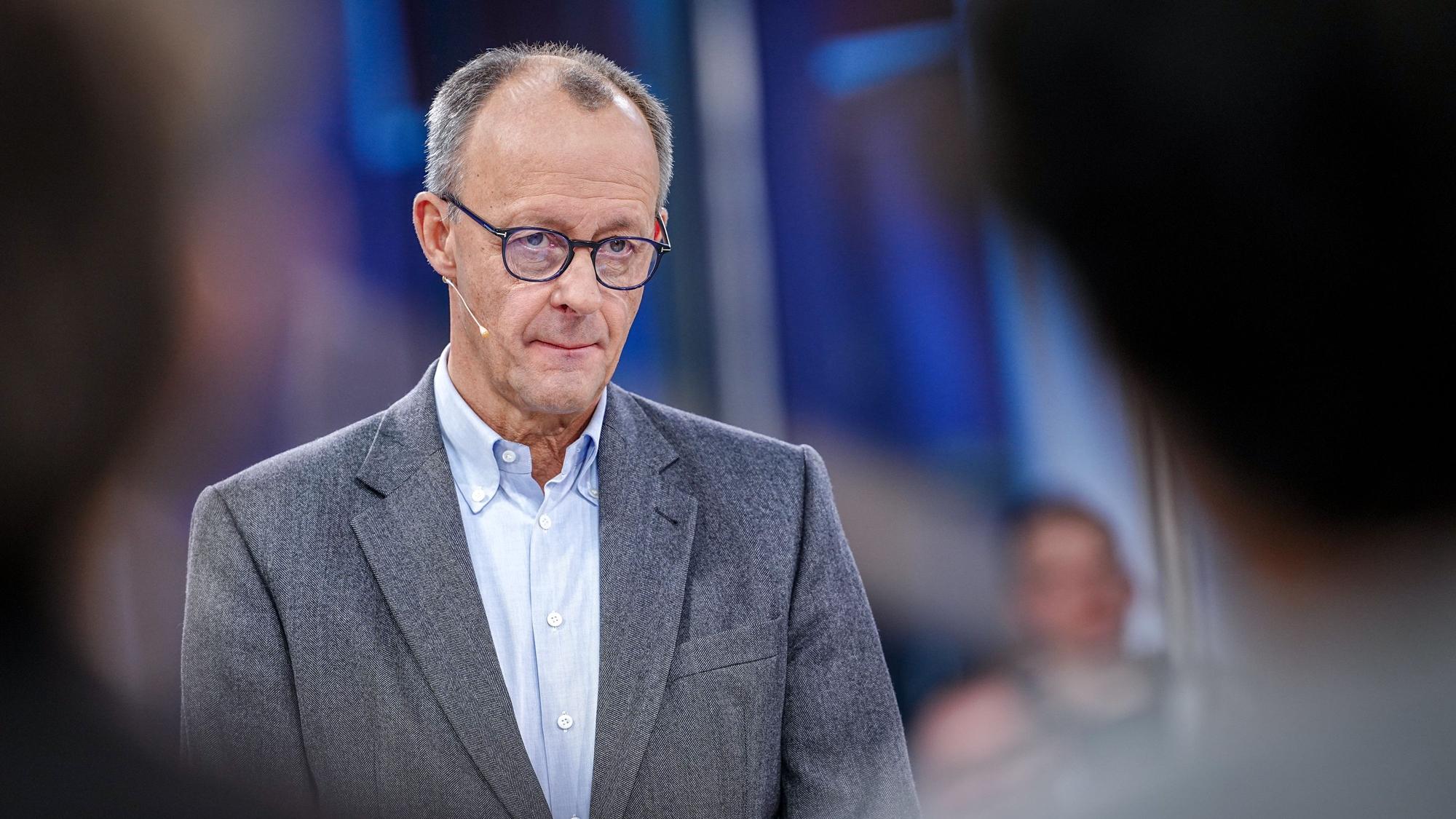 21.02.2025, Berlin: Friedrich Merz, Unions-Kanzlerkandidat und CDU-Bundesvorsitzender, spricht im Interview beim ZDF Morgenmagazin "moma vor der Wahl" mit den Moderatoren Andreas Wunn und Dunja Hayali. Foto: Kay Nietfeld/dpa +++ dpa-Bildfunk +++