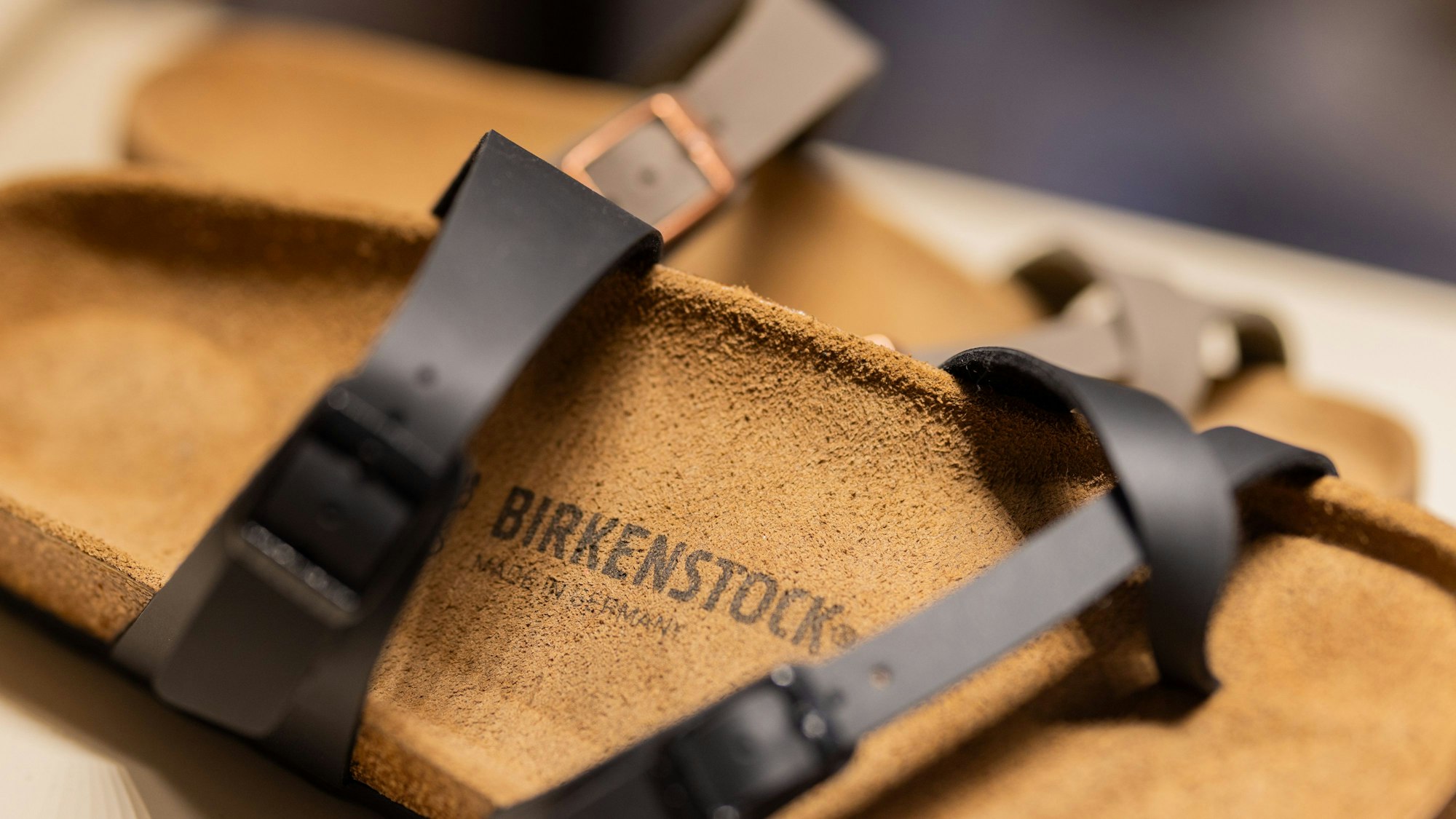 Verschiedene Schuhe von Birkenstock stehen in Regalen in einer Kölner Filiale von Birkenstock auf der Ehrenstraße.