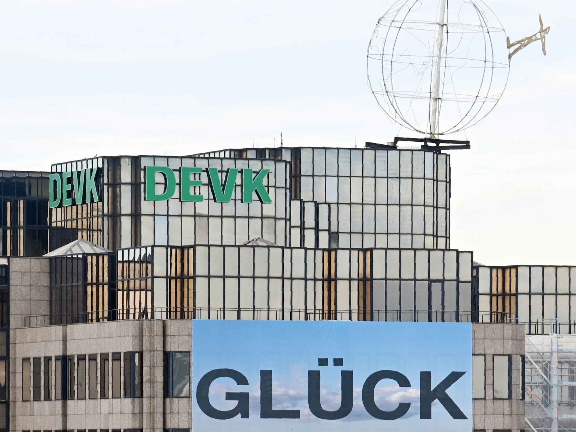 Das Bild zeigt das Kunstprojekt am Versicherungsgebäude.