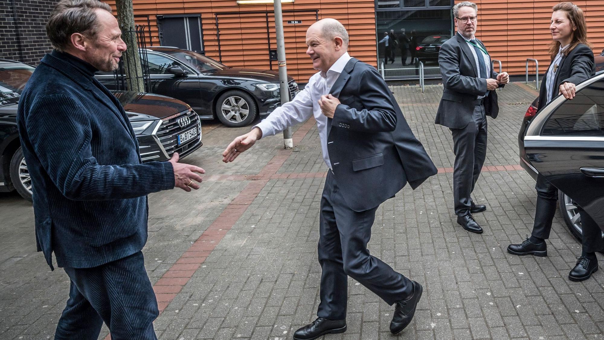 Uwe Richrath begrüßt Bundeskanzler Olaf Scholz vor dem Kinopolis.