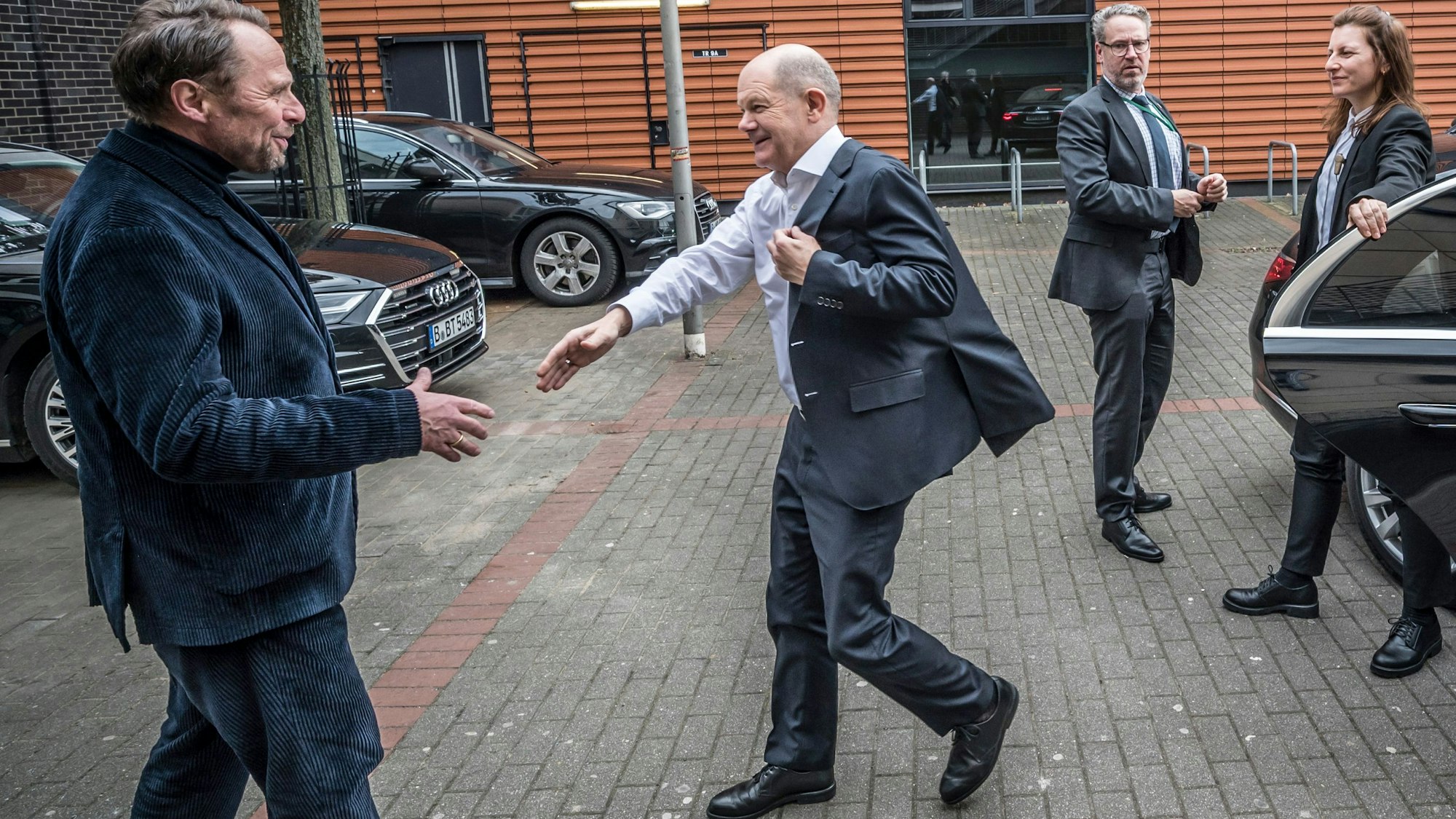 Uwe Richrath begrüßt Bundeskanzler Olaf Scholz vor dem Kinopolis.