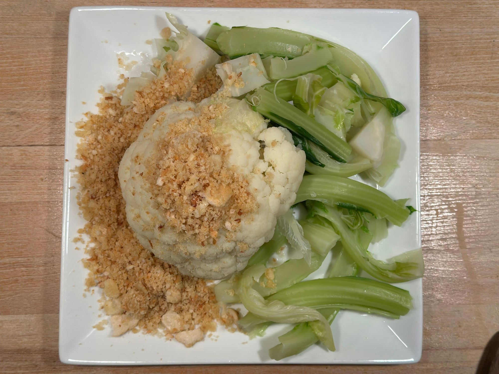Gesunde Ernährung: Beim Blumenkohl kann man auch das Grüne mitessen. Hier angerichtet mit Semmelbröseln.