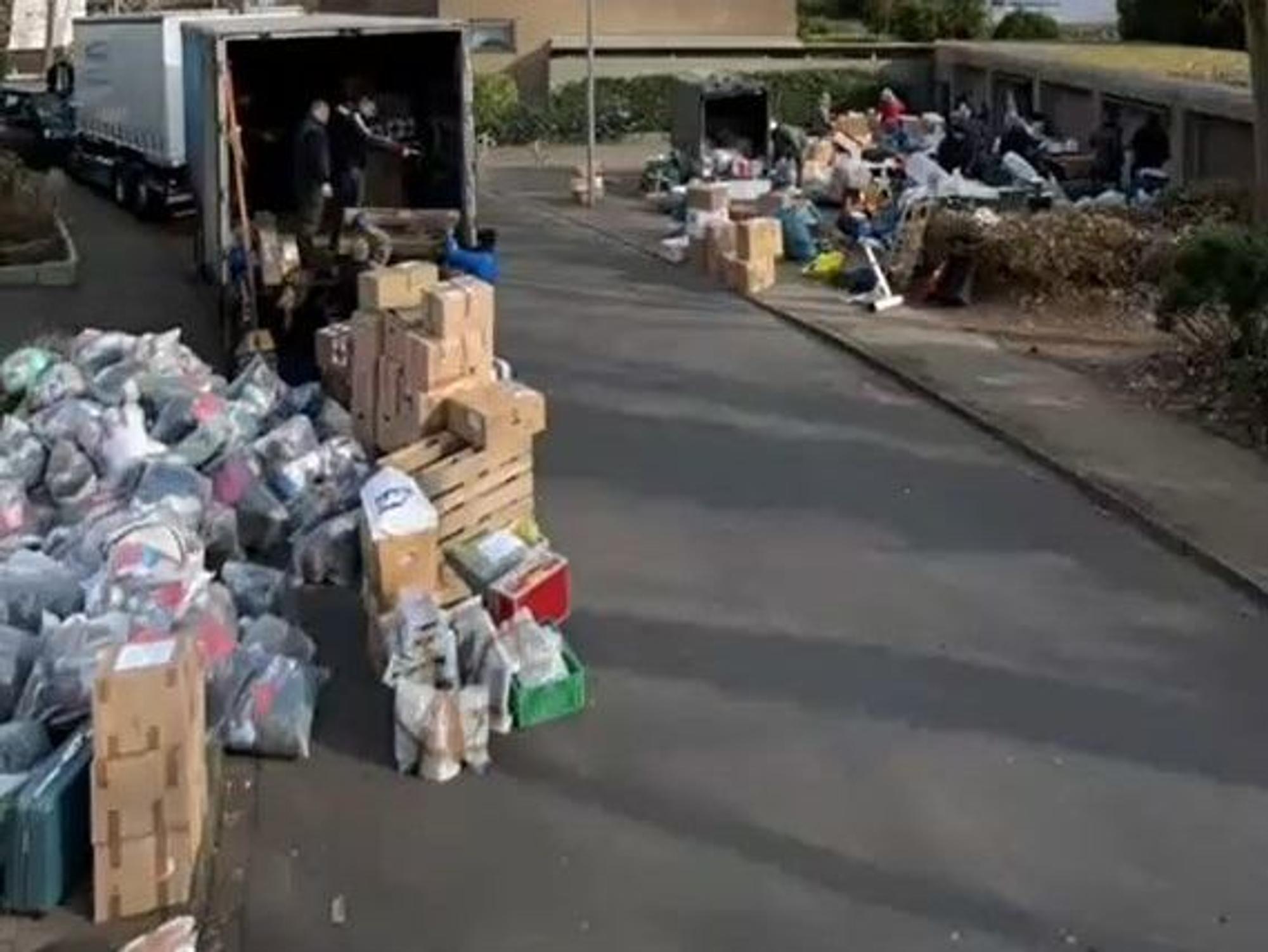 Vor dem Haus von Ralf Oetinger wird eine Hilfslieferung in die Ukraine vorbereitet.
