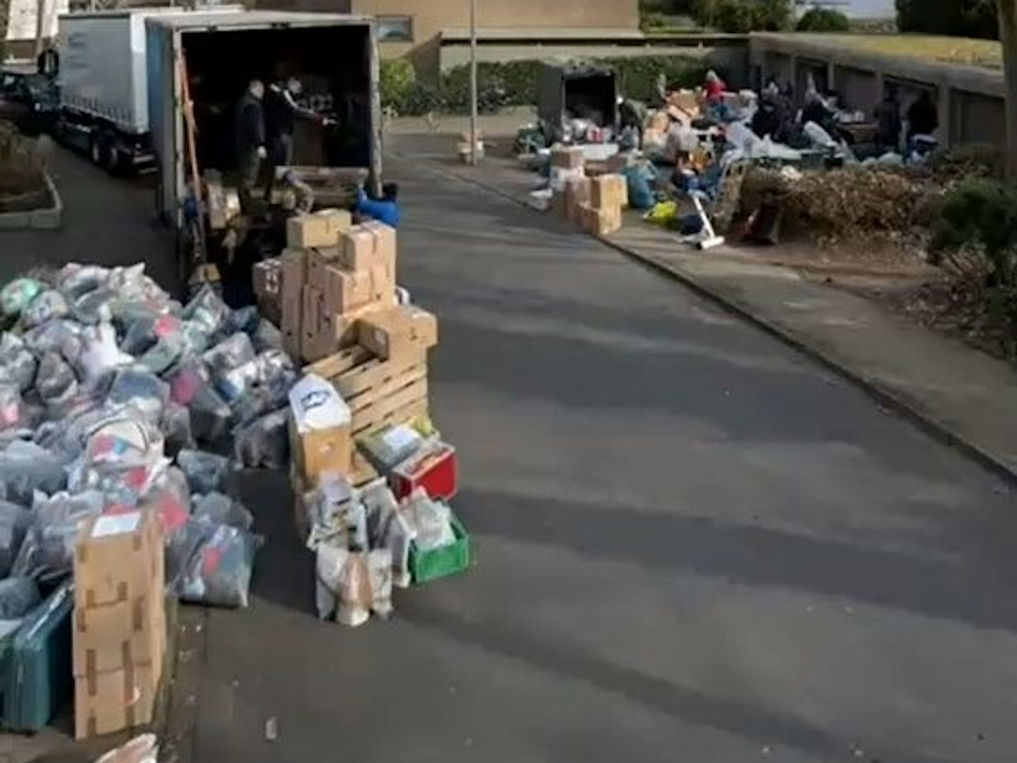 Vor dem Haus von Ralf Oetinger wird eine Hilfslieferung in die Ukraine vorbereitet.