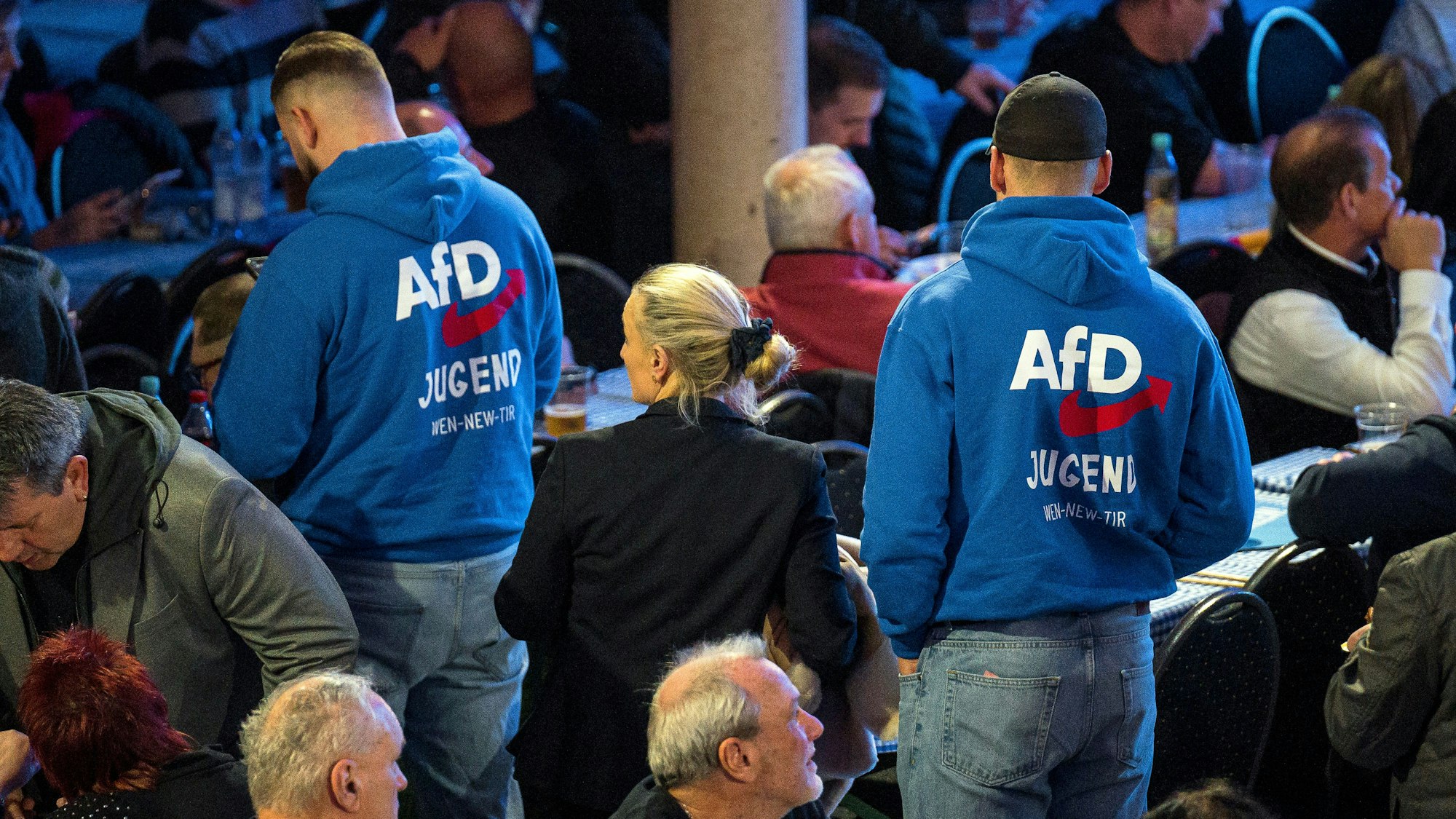 Zwei Männer tragen auf einer Wahlkampfveranstaltung der AfD Kapuzenpullover mit der Aufschrift «AfD Jugend».
