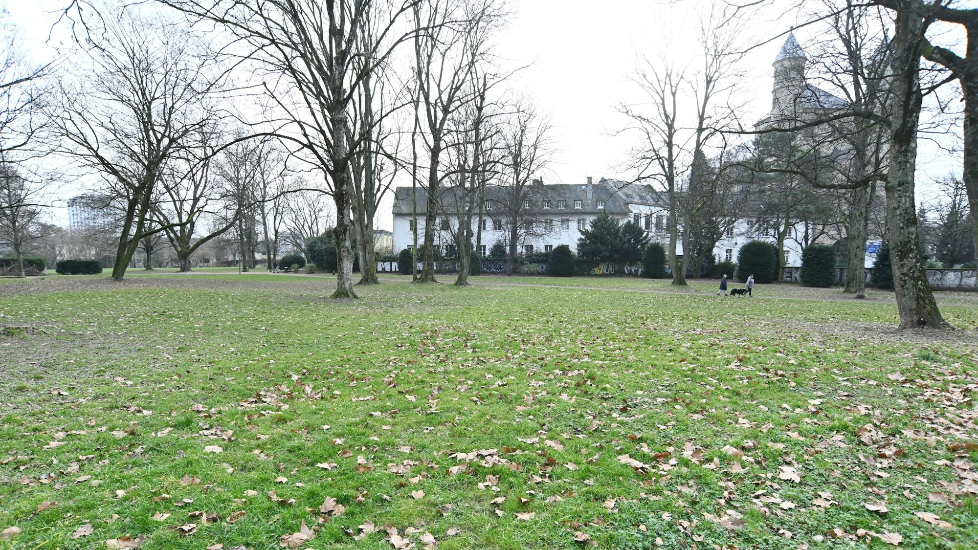 21.02.2025 Köln. Der Max-Dietlein-Park ist eine Grünfläche an der Kirche Sankt Pantaleon. Die Stadtverwaltung prüft derzeit, ob hier ein Interim-Standort für die sanierungsbedürftige Feuerwache 1 realisiert werden kann. Der Park wird historisch auch als Pantaleonspark bezeichnet. Foto: Alexander Schwaiger