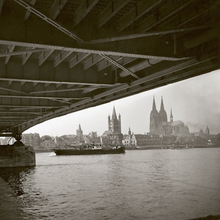 Blick auf den Dom, unterhalb einer Brücke