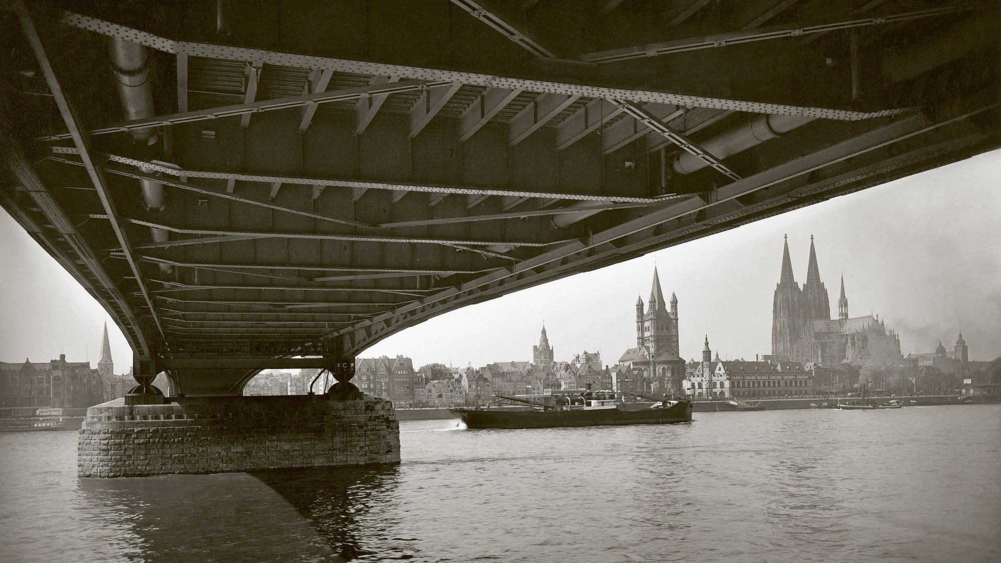 Blick auf den Dom, unterhalb einer Brücke