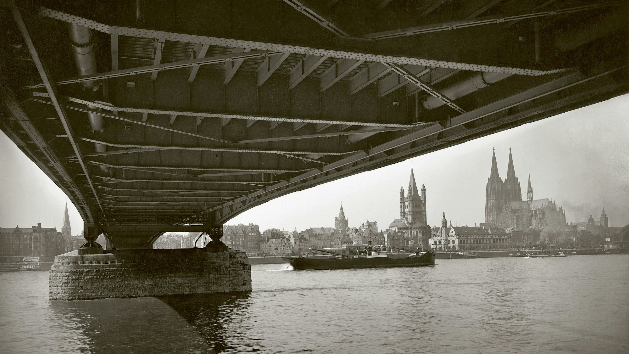 Blick auf den Dom, unterhalb einer Brücke
