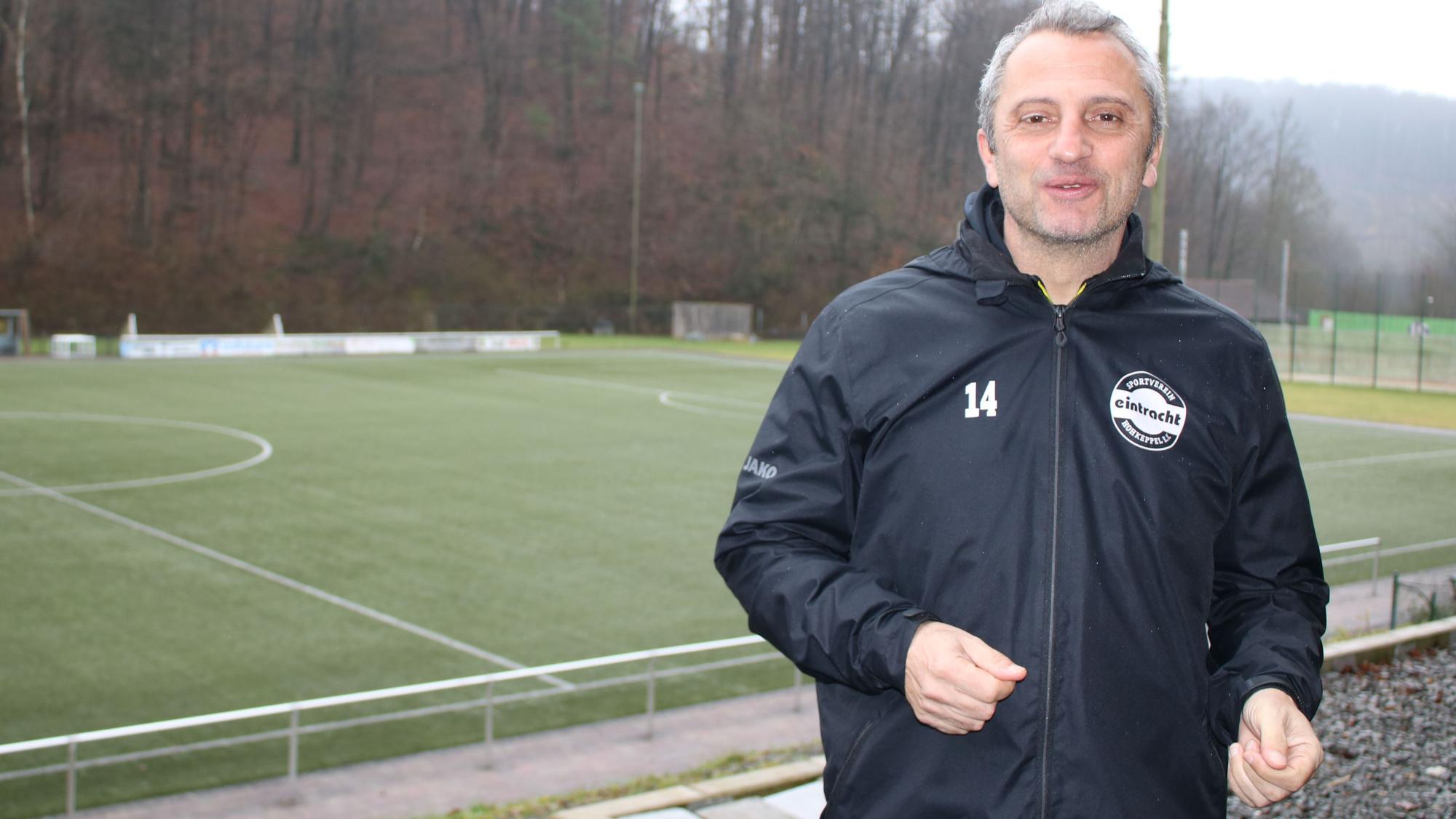 Iraklis Metaxas, Trainer SV Eintracht Hohkeppel, am Fußballplatz in Köttingen.