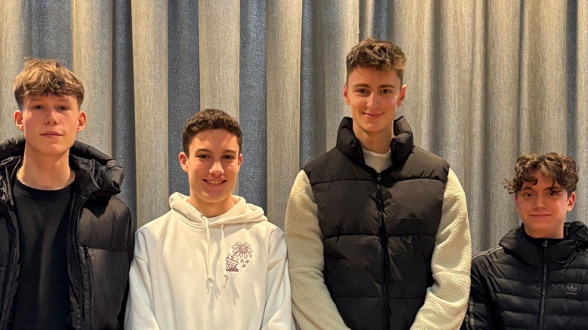 Noah, Louis, Leon und Levin stehen nebeneinander.