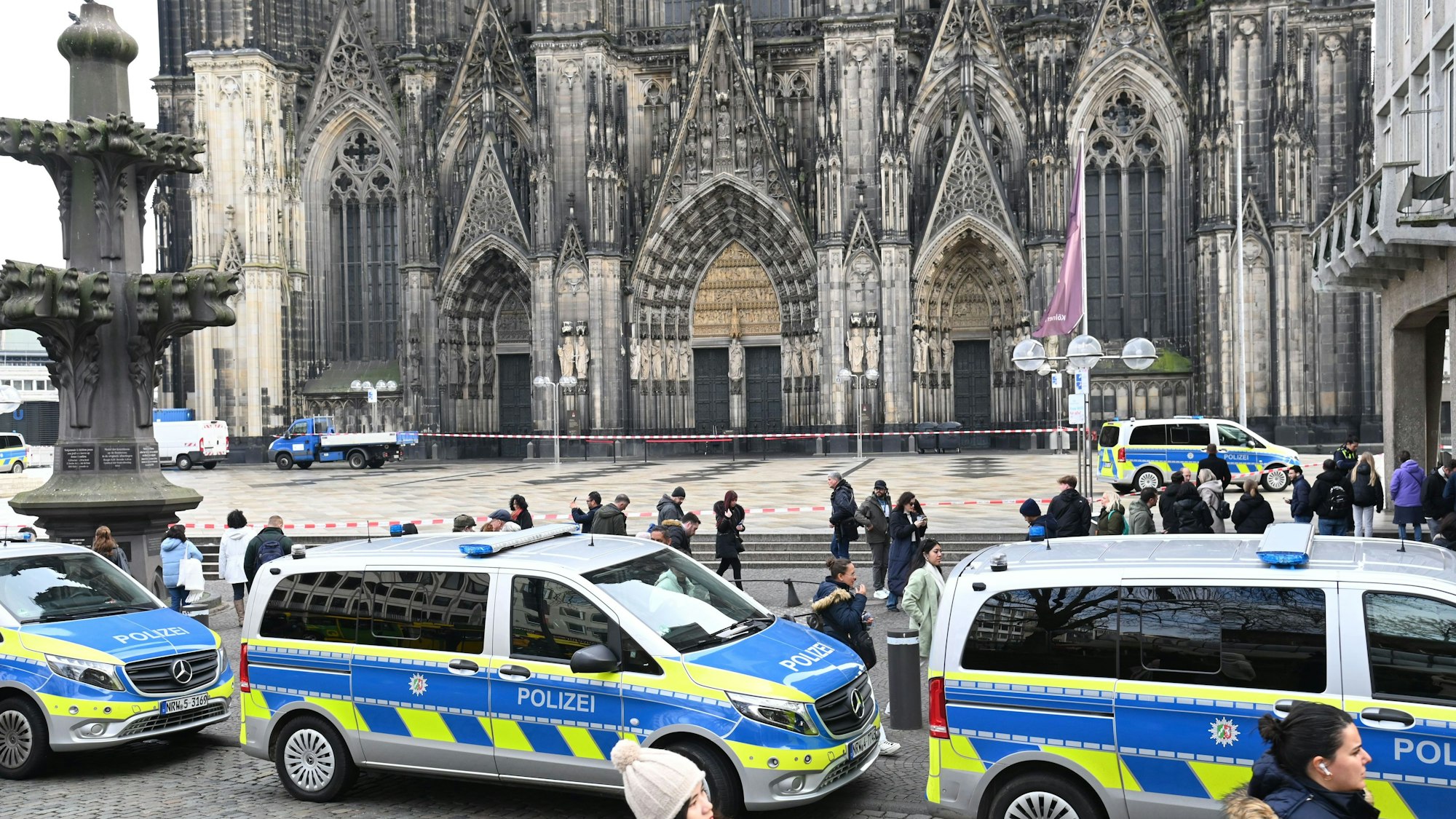 Die Polizei hat am Freitag (21.2.) den Dom und die Domplatte wegen eines verdächtigen Koffers am Hauptportal gesperrt.