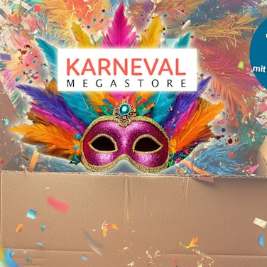 Ein offenes Paket mit Karnevalsdekoration. Unter anderem ist eine farbenfrohe Maske, Luftballons, Luftschlangen und Konfetti zu sehen. Auf dem Bild ist zudem das Logo vom Karneval-Megastore platziert.