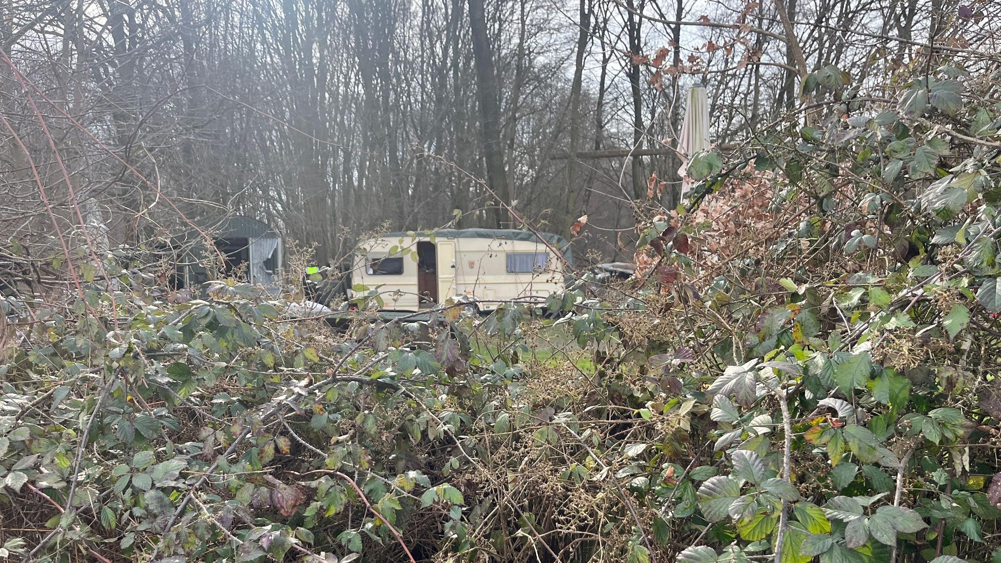 In Ruppichteroth-Stranzenbach hat ein 74-Jähriger, vermutlich aus der Prepper-Szene, einen 24-Jährigen niedergeschossen und mit einem Gewehr auf ihn eingeschlagen.