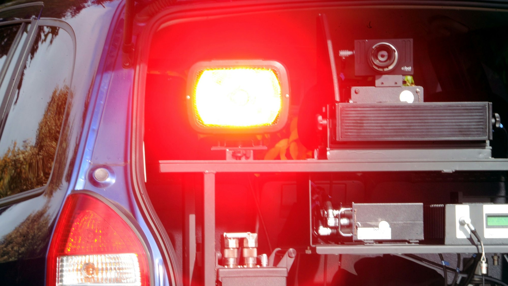 Aus einem zivilen Fahrzeug wird ein Autofahrer „geblitzt“.