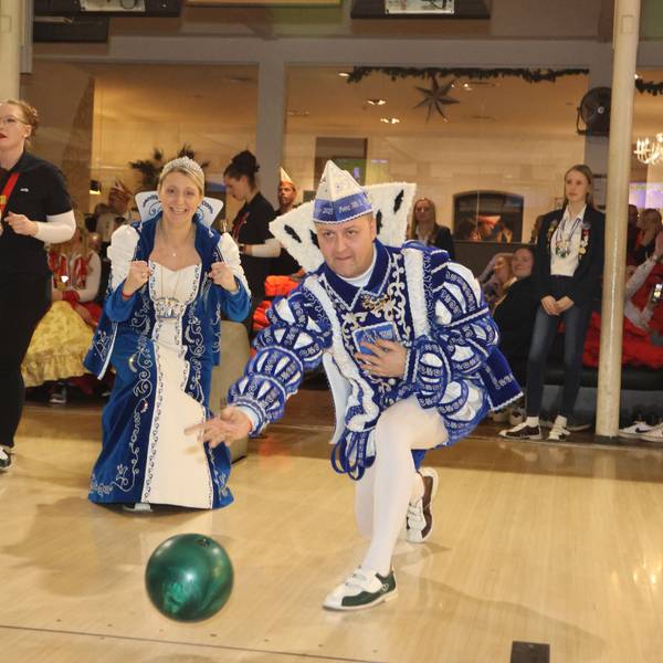 Der Bielsteiner Prinz Nils I. lässt beim Bowling die Kugel rollen.