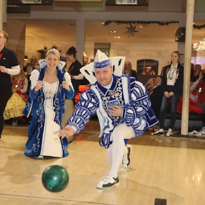 Der Bielsteiner Prinz Nils I. lässt beim Bowling die Kugel rollen.