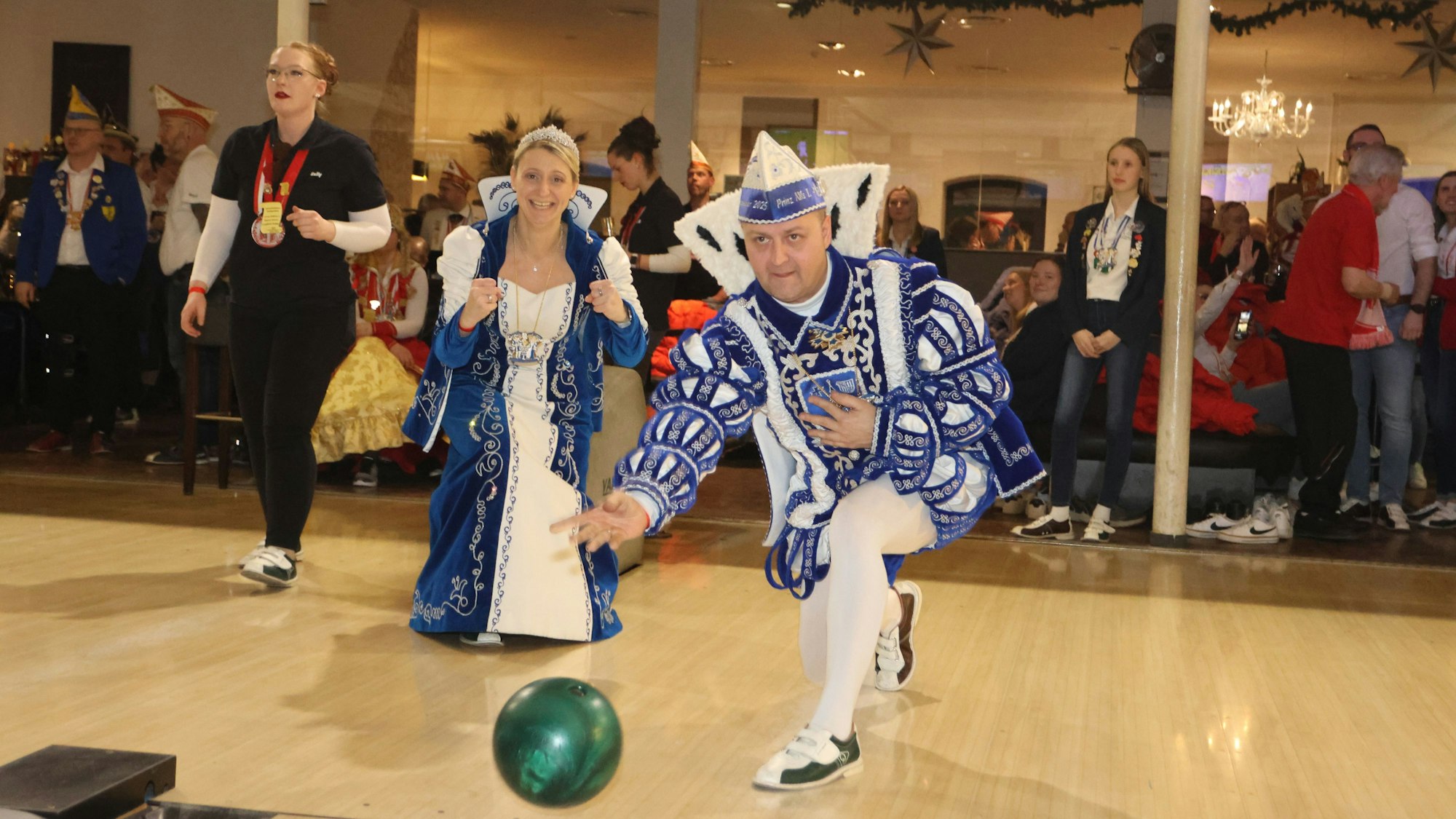Der Bielsteiner Prinz Nils I. lässt beim Bowling die Kugel rollen.