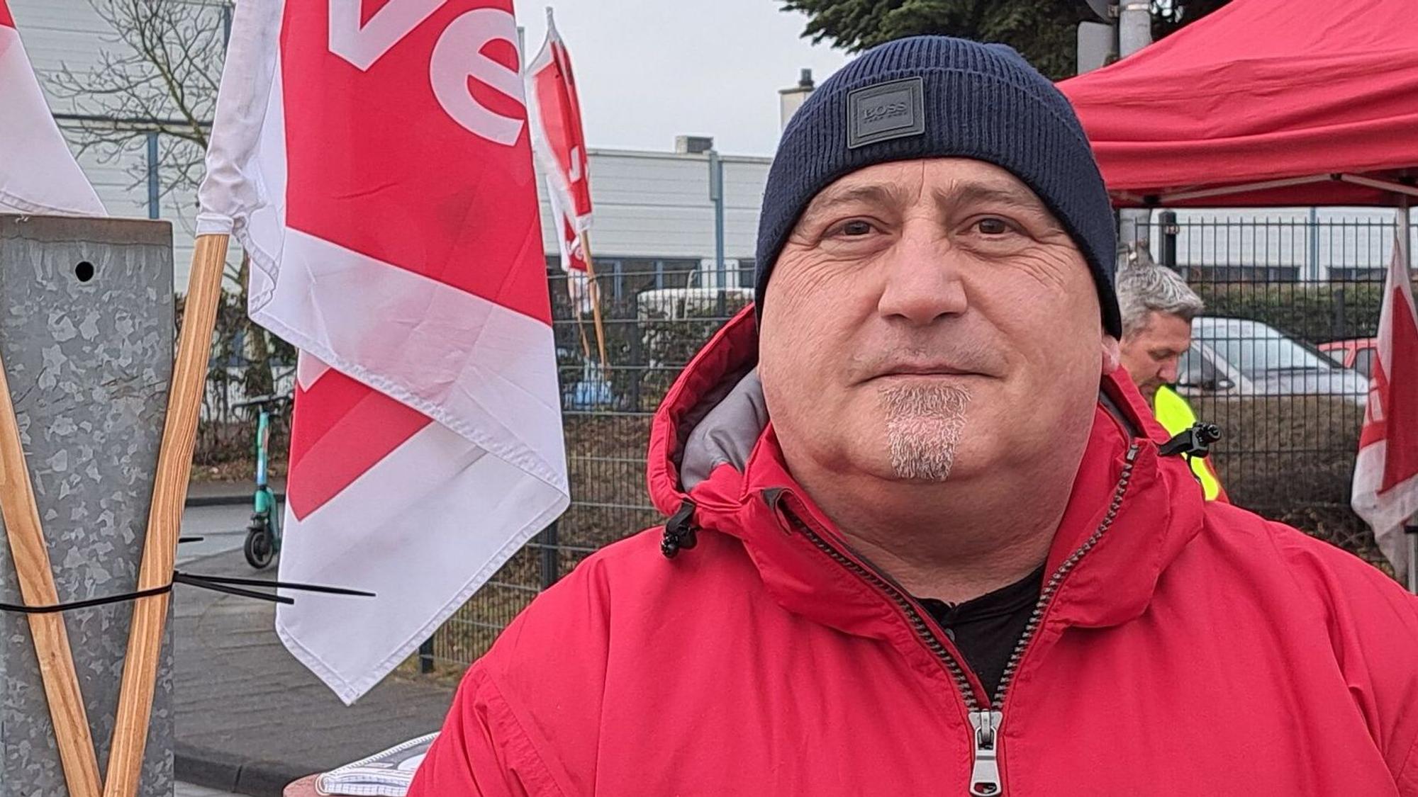 Savva Papazoglou ist Betriebsratvorsitzender bei der Rhein-Sieg-Verkehrsgesellschaft (RSVG). Auch er streikt für deutliche Einkommensverbesserungen.