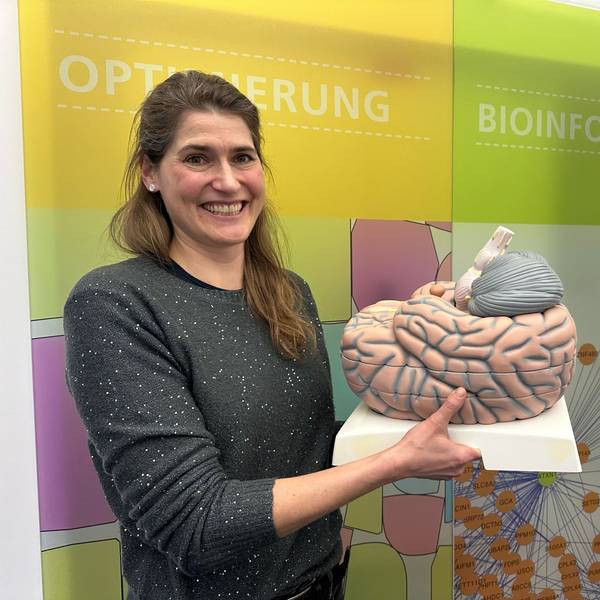 Das Gehirn isst mit - Prof. Dr. Marie-Christine Simon beschäftigt sich mit Essgewohnheiten am Fraunhofer-Institut. Auf dem Bild hält sie das Modell eines Gehirns in ihren Händen.