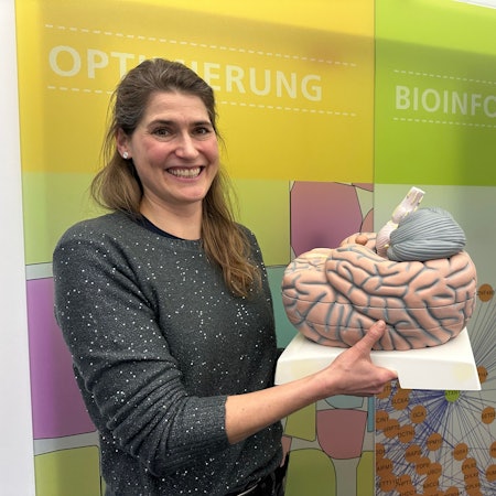 Das Gehirn isst mit - Prof. Dr. Marie-Christine Simon beschäftigt sich mit Essgewohnheiten am Fraunhofer-Institut. Auf dem Bild hält sie das Modell eines Gehirns in ihren Händen.