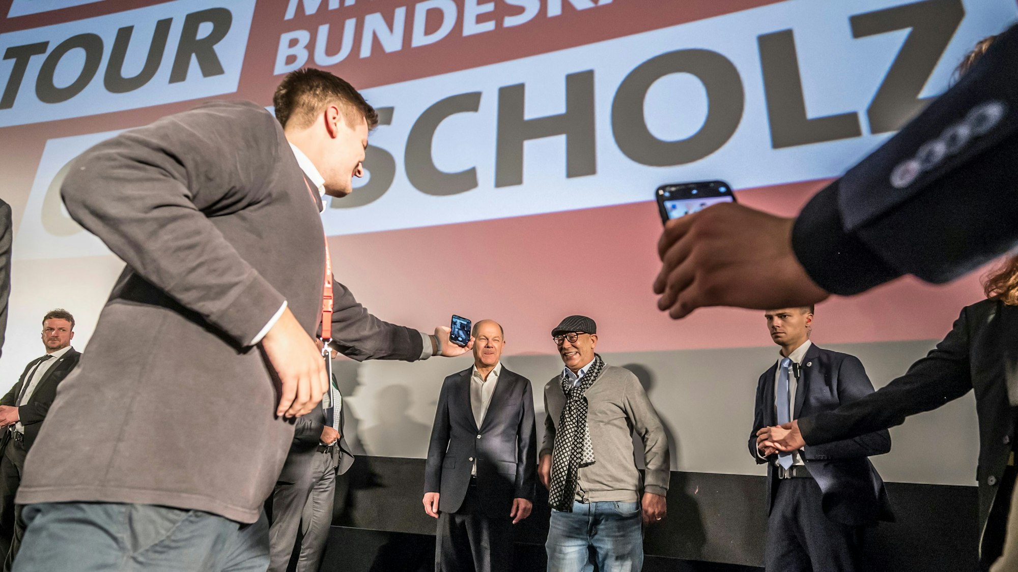 Selfies am Fließband mit Bundeskanzler Olaf Scholz