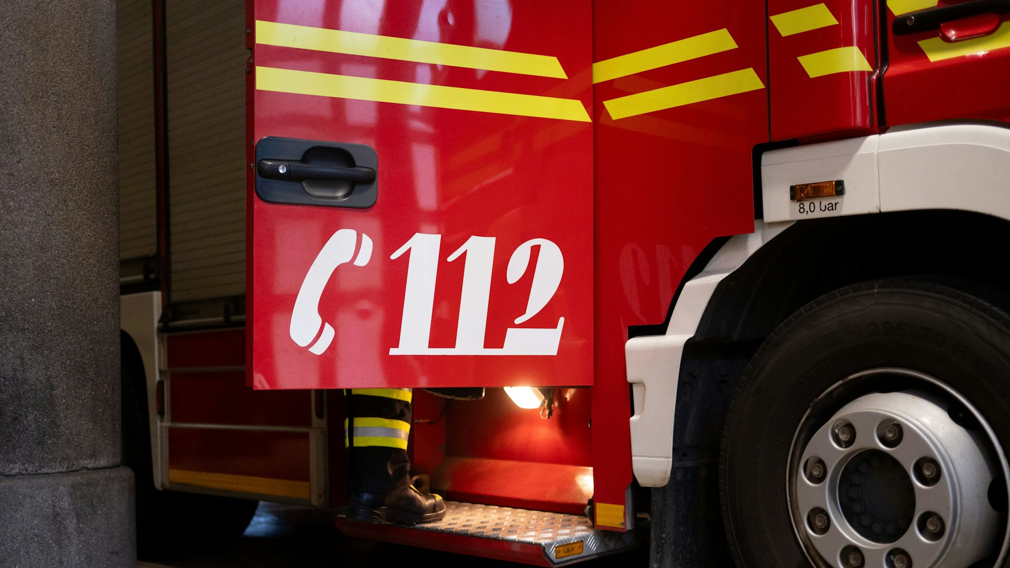 Ein Fahrzeug der Berufsfeuerwehr München steht in einer Fahrzeughalle. (Symbolbild)