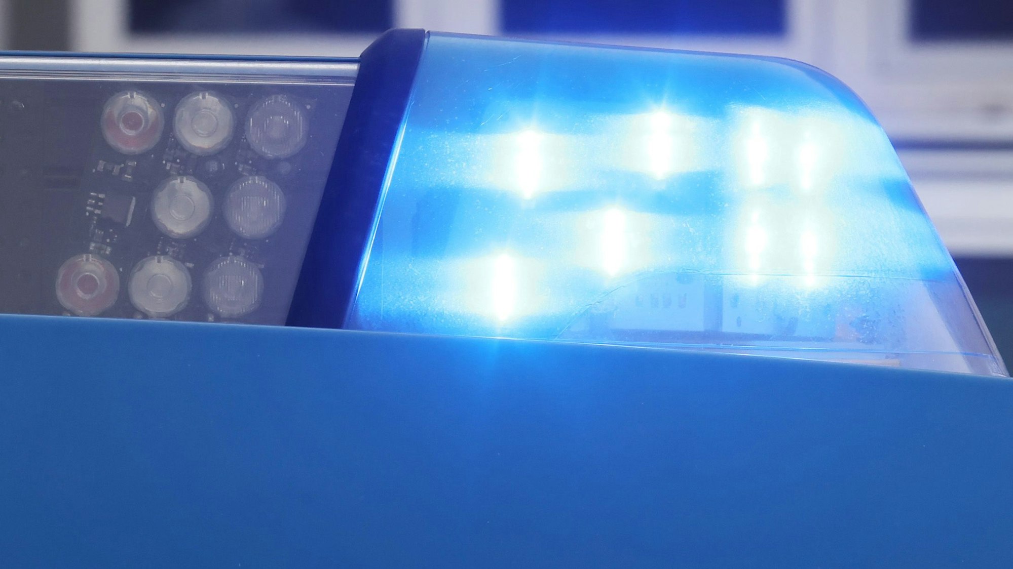 Das blinkende Blaulicht an einem Dienstauto der Polizei.