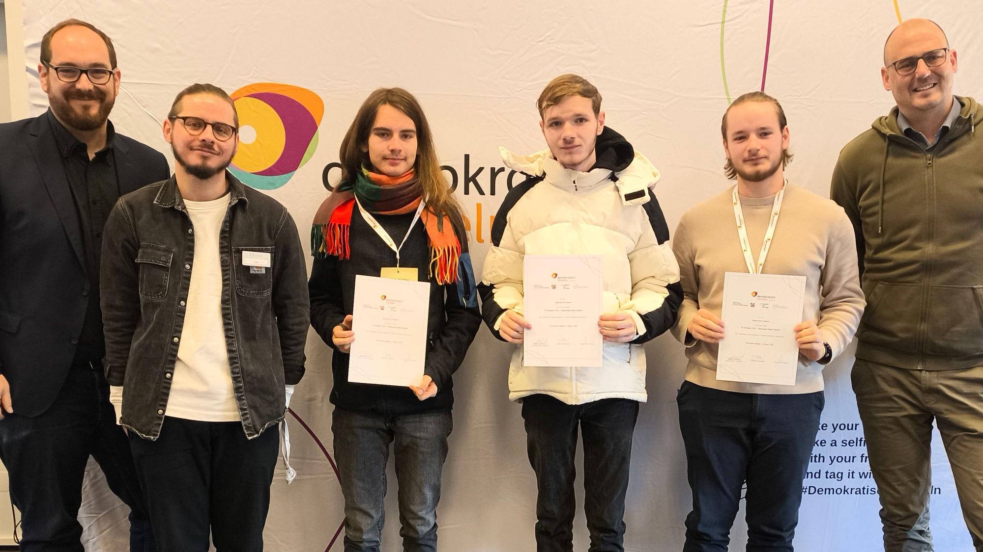 Am Ende der Lernstatt am Niederrhein erhielten die Teammitglieder von der städtischen Gesamtschule in Waldbröl eine Urkunde für ihr Engagement.
