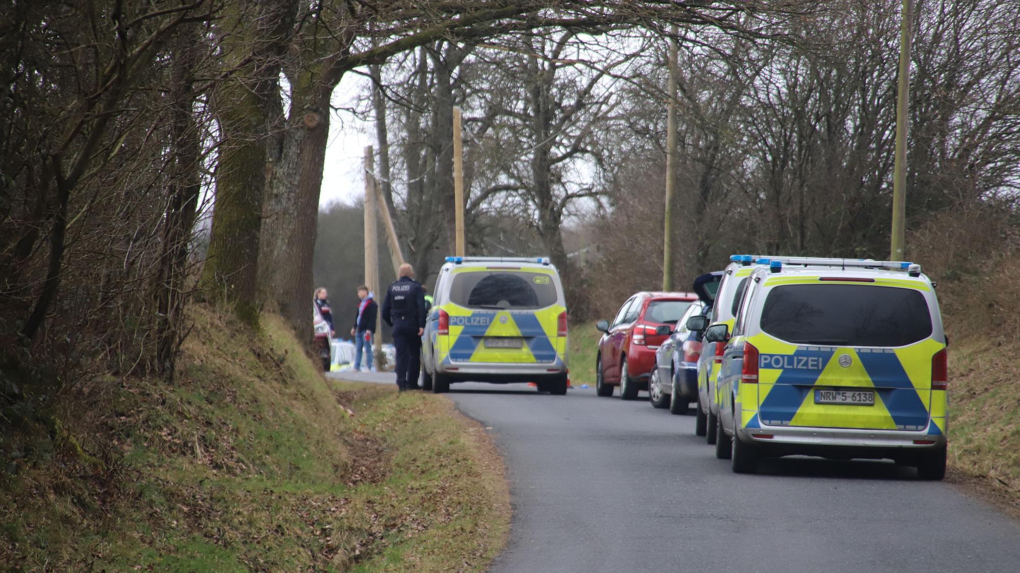 Polizei und Spurensicherung kamen nach den Schüssen auf einen 24-Jährigen, die im Februar dieses Jahres in einer Ortschaft in Ruppichteroth fielen, zum Tatort. Jetzt muss sich ein Senior vor dem Bonner Landgericht verantworten.