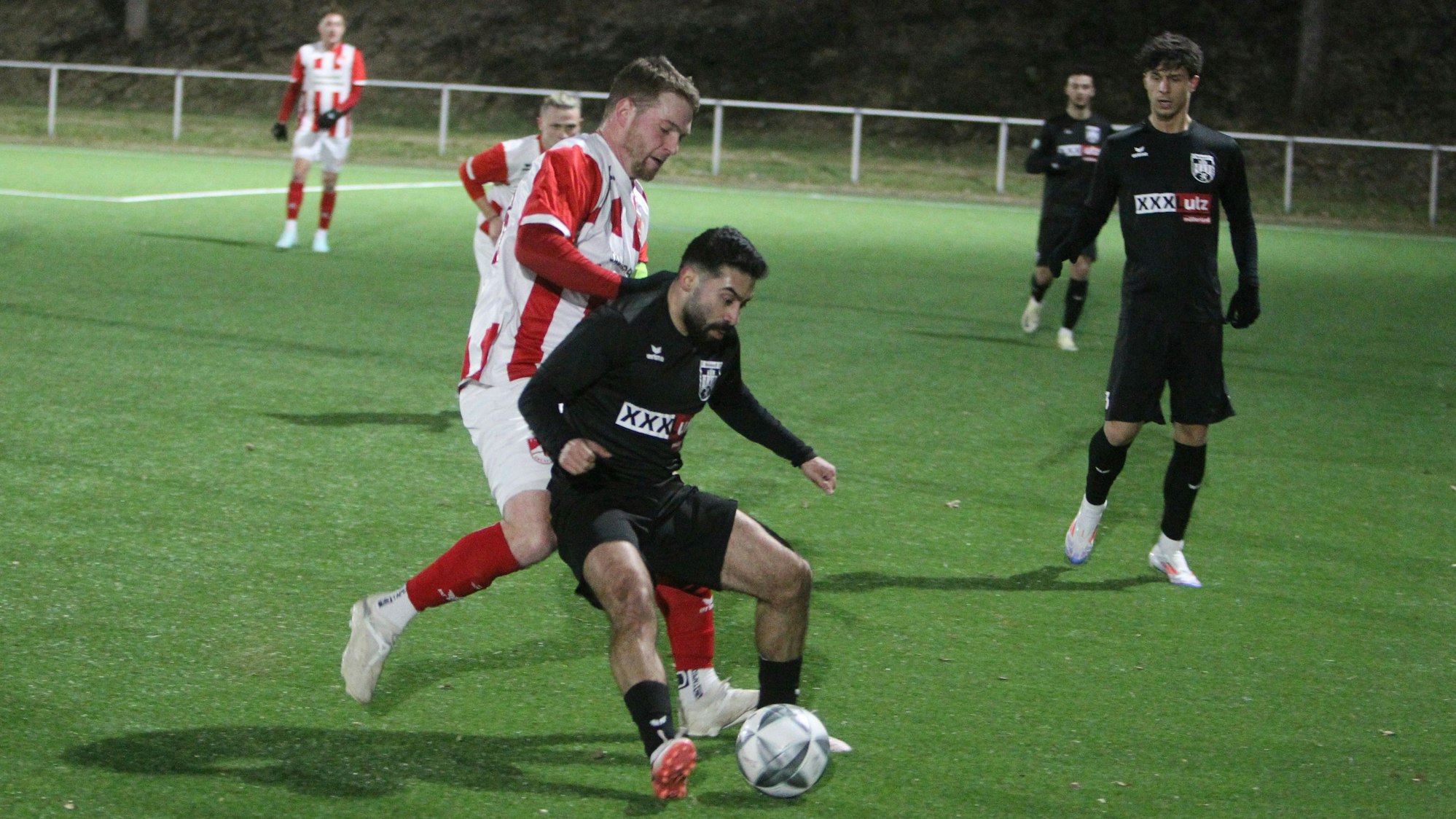 Tim Schulz (links) und der TuS Oberpleis bieten dem FC Hennef um Burak Mus mächtig Paroli.