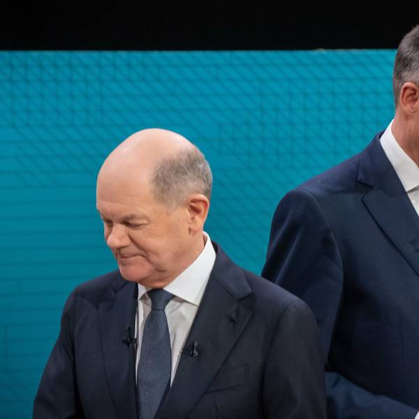 Das Bild zeigt Bundeskanzler Olaf Scholz (SPD, l) und Friedrich Merz, Unions Kanzlerkandidat und CDU Bundesvorsitzender, vor dem TV-Duell von ARD und ZDF.