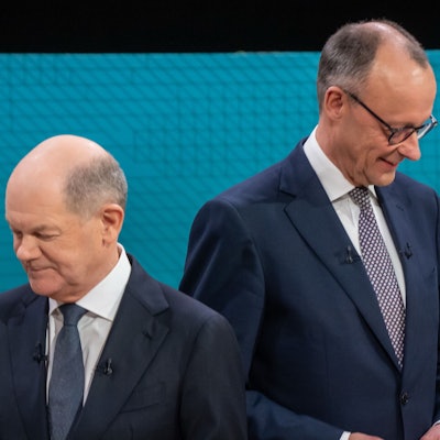 Das Bild zeigt Bundeskanzler Olaf Scholz (SPD, l) und Friedrich Merz, Unions Kanzlerkandidat und CDU Bundesvorsitzender, vor dem TV-Duell von ARD und ZDF.