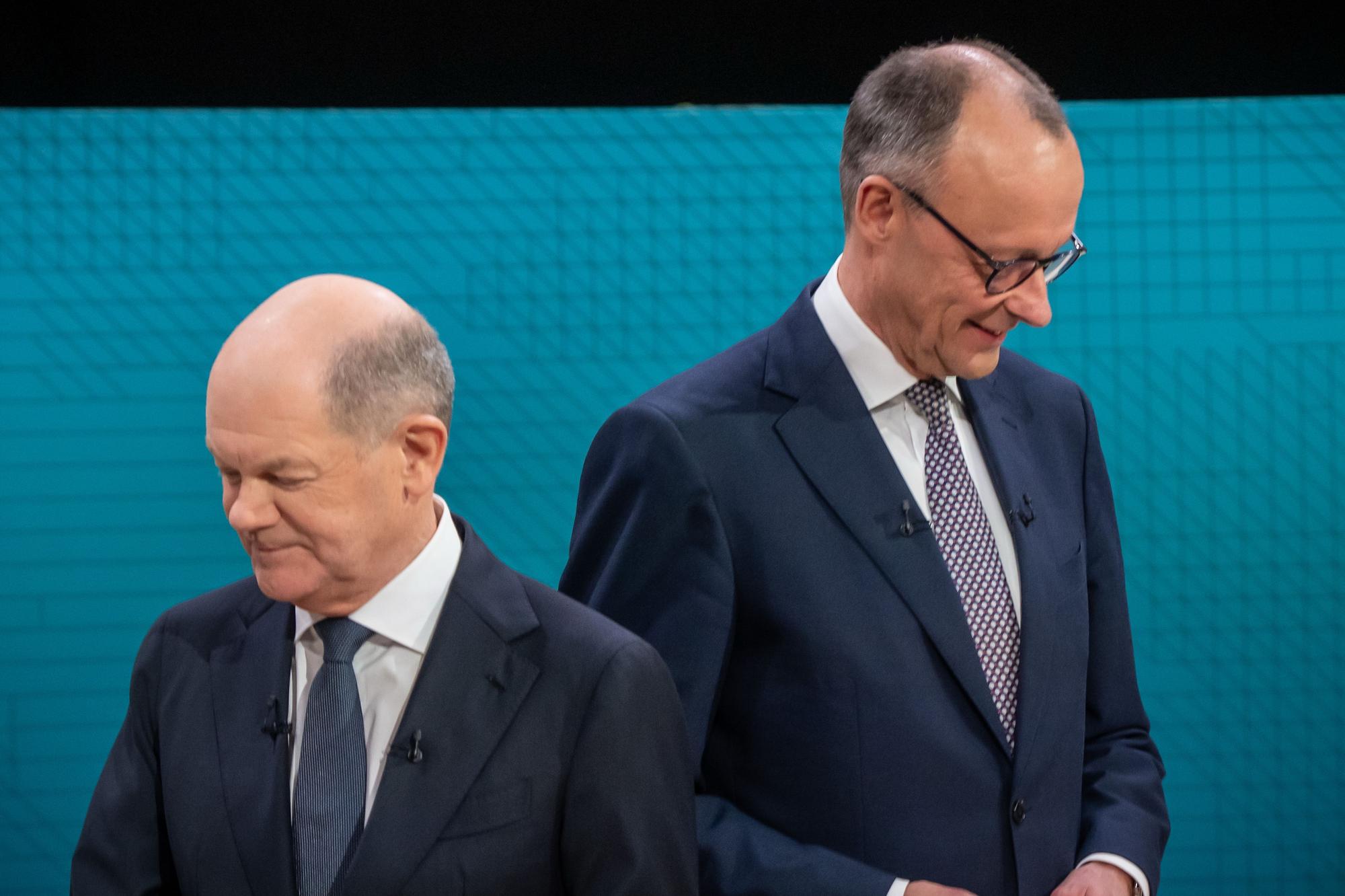 Das Bild zeigt Bundeskanzler Olaf Scholz (SPD, l) und Friedrich Merz, Unions Kanzlerkandidat und CDU Bundesvorsitzender, vor dem TV-Duell von ARD und ZDF.