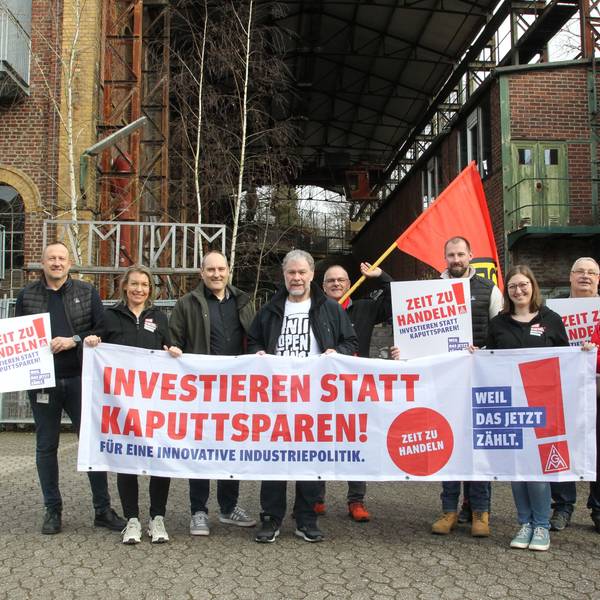 Flashmob des Ortsvorstands der IG Metall Bonn/Rhein-Sieg in Schladern hinter der alten Halle von Kabelmetall. Damit beteiligen sich die Gewerkschaftsmitglieder symbolischen an der bundesweiten Aktion für den 15. März ‚Mein Arbeitsplatz. Unser Industrieland. Unsere Zukunft.‘