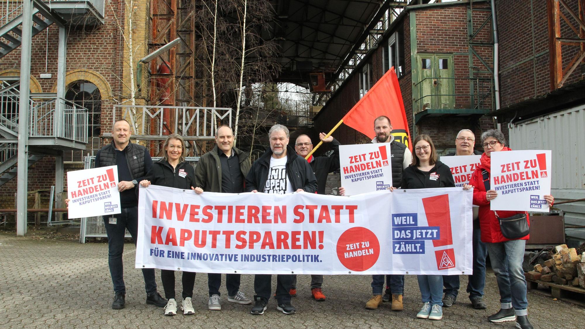 Flashmob des Ortsvorstands der IG Metall Bonn/Rhein-Sieg in Schladern hinter der alten Halle von Kabelmetall. Damit beteiligen sich die Gewerkschaftsmitglieder symbolischen an der bundesweiten Aktion für den 15. März ‚Mein Arbeitsplatz. Unser Industrieland. Unsere Zukunft.‘