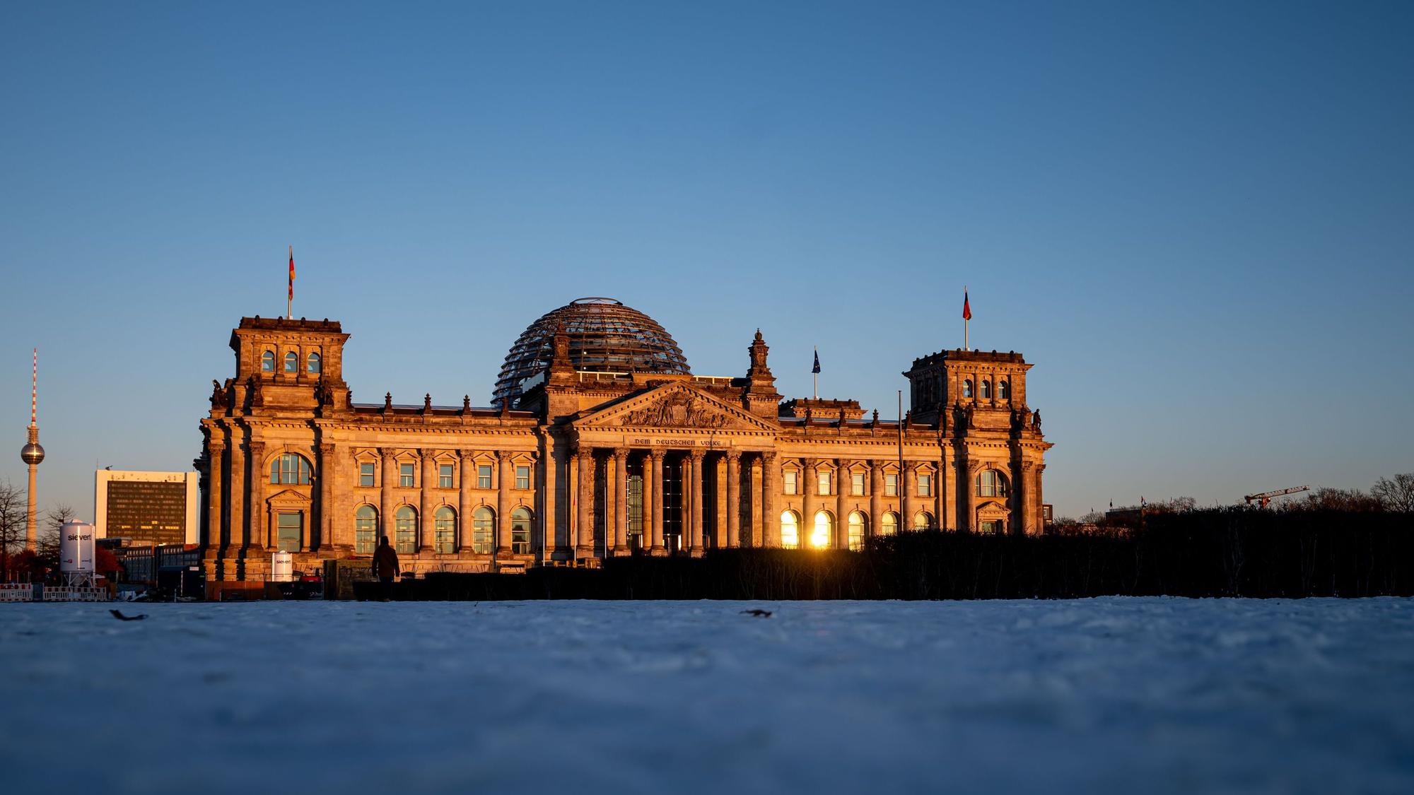 Die Abendsonne scheint auf das Reichstagsgebäude des Deutschen Bundestages.
