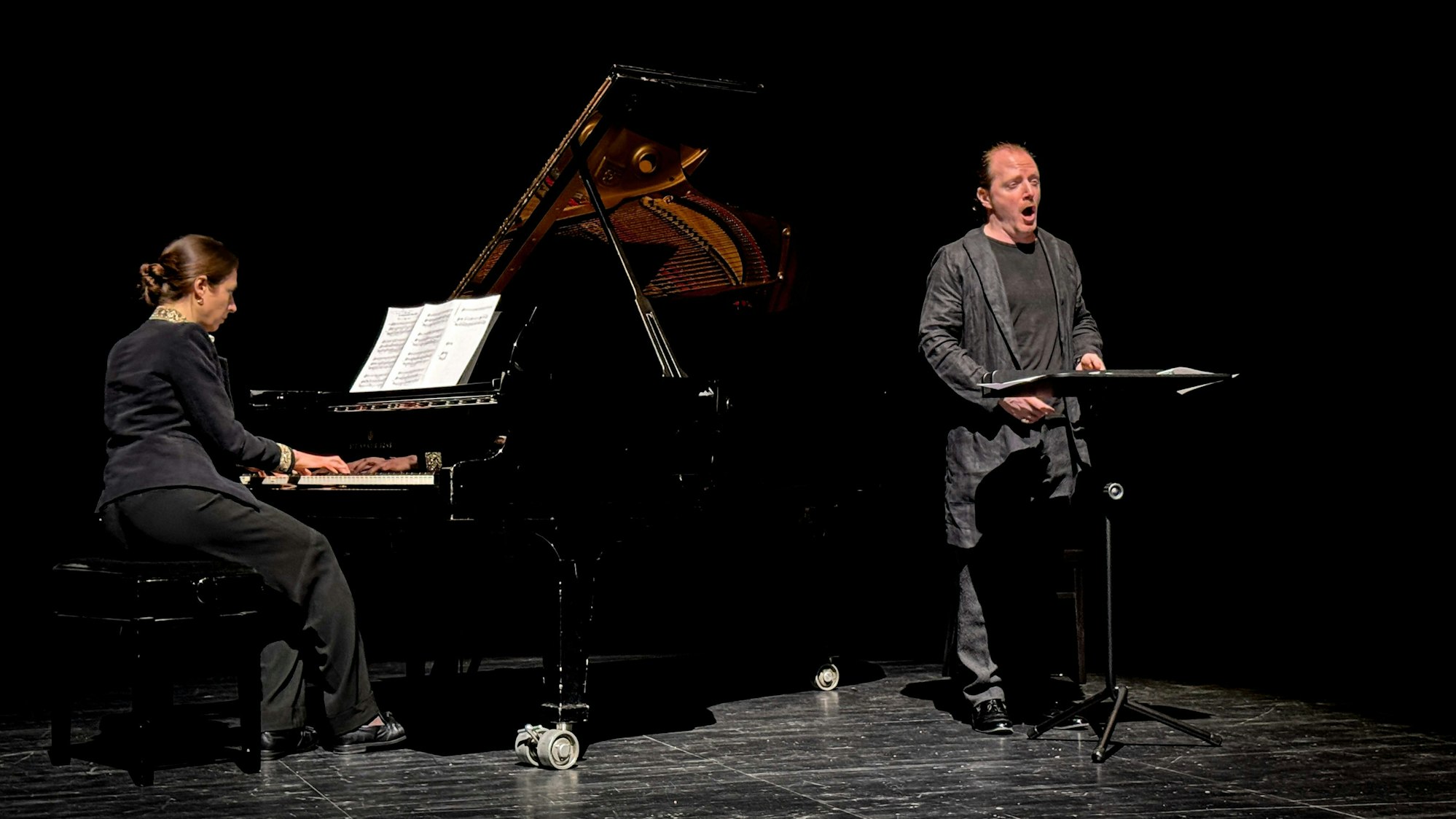 Zwei Personen auf der Bühne