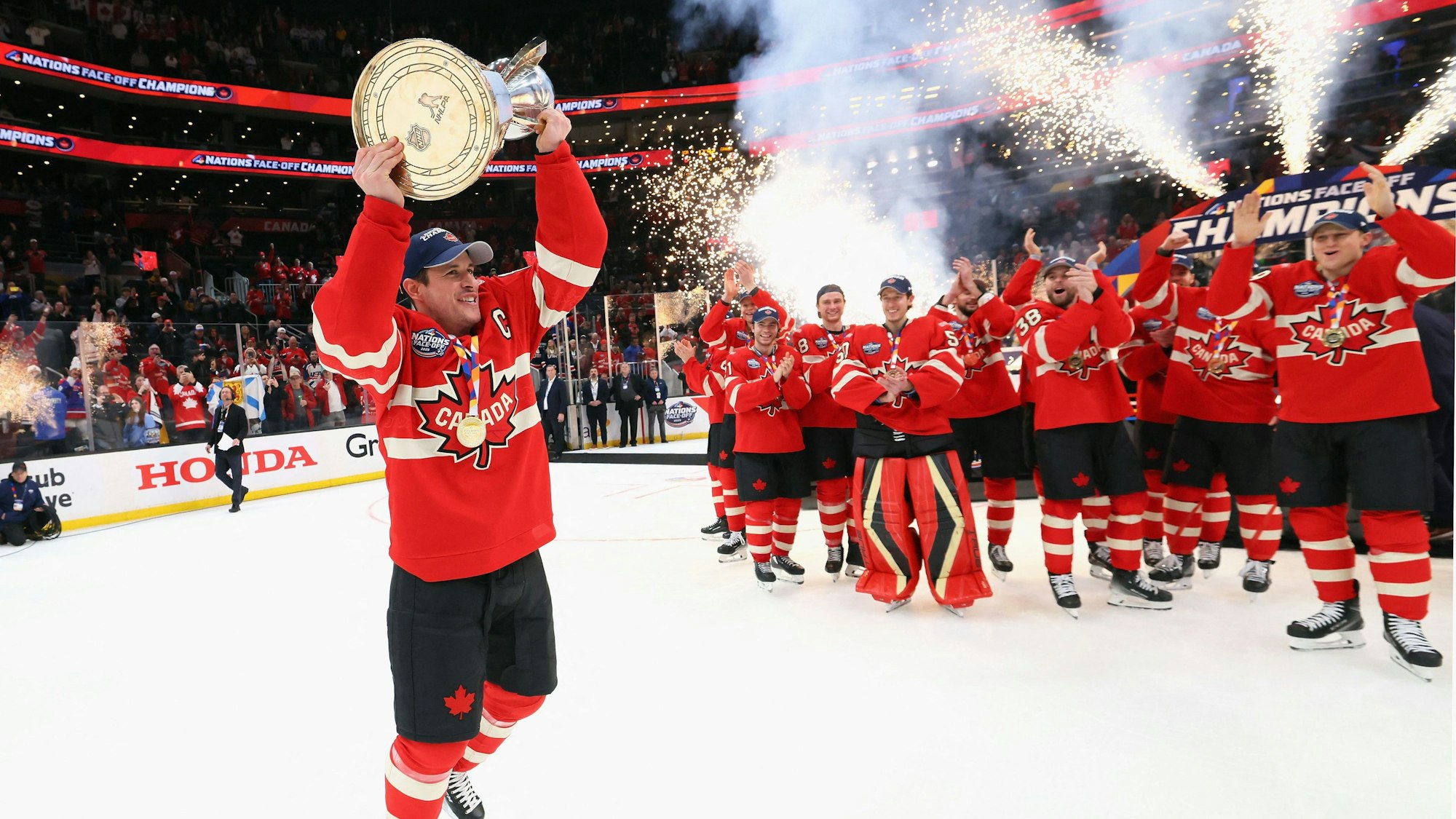 Der Kanadier Sidney Crosby feiert mit seinen Teamkollegen den Sieg beim „4 Nations Face-Off“.