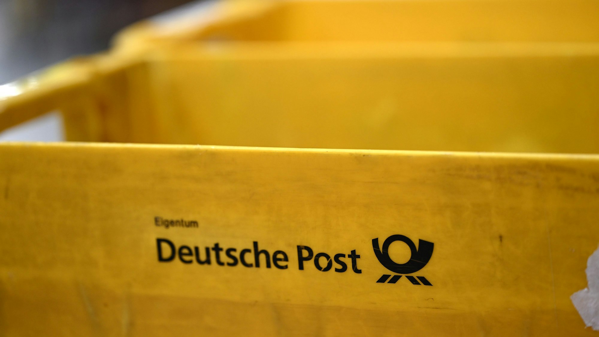 Das Foto zeigt einen Sortierkorb für Briefe.