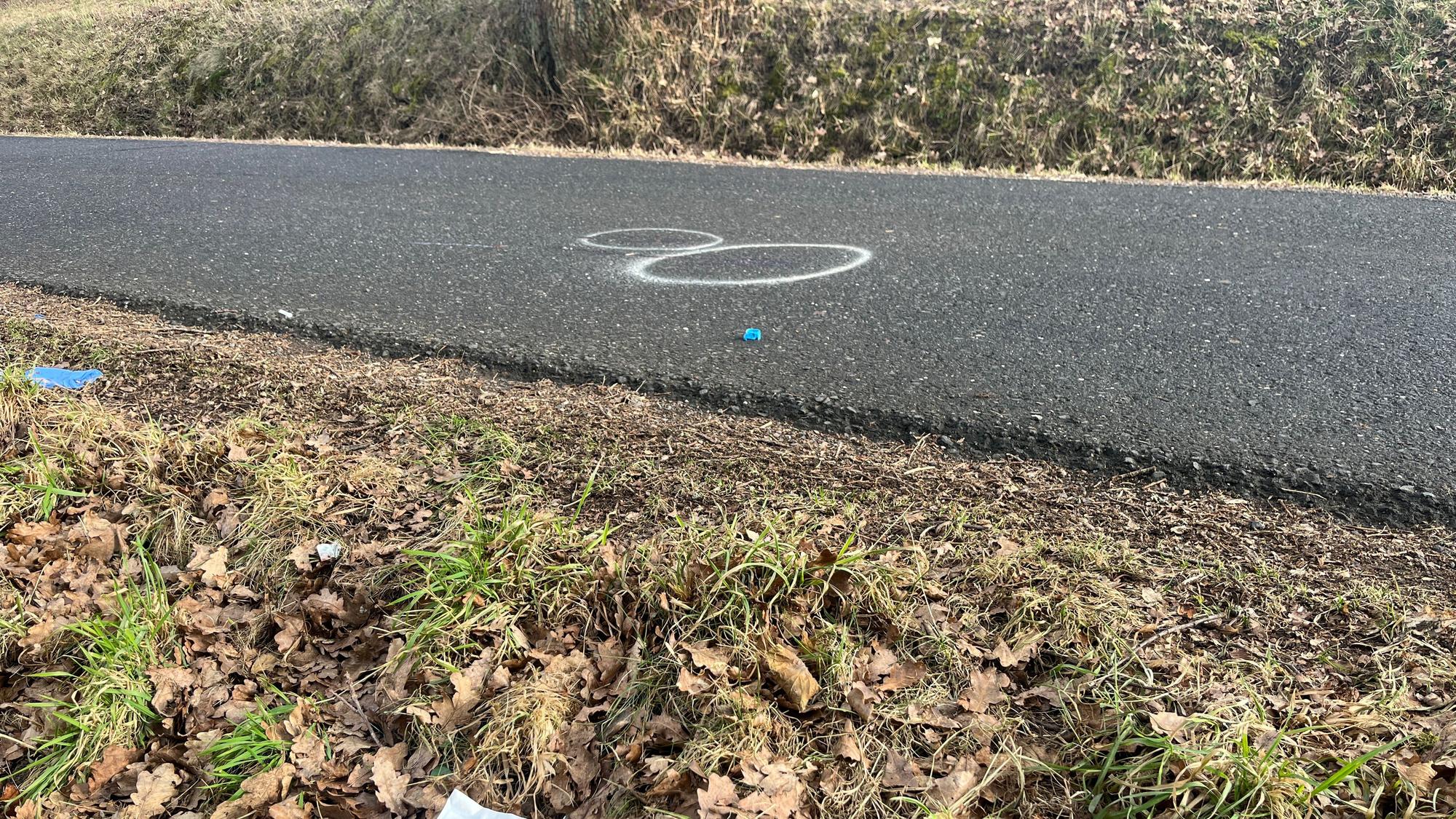 Der Schwerverletzte war auf die Straße gerollt. Spuren wurden dort gesichert.