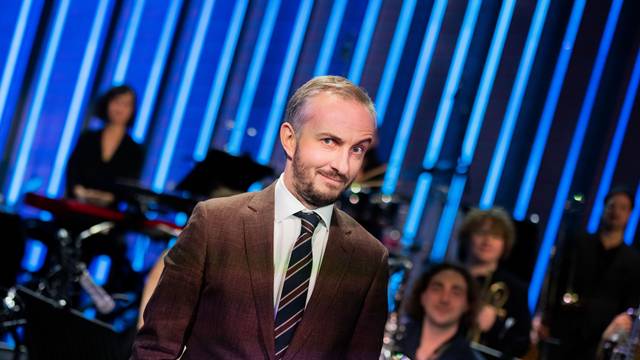 Jan Böhmermann steht im Anschluss an seine Late-Night-Show „ZDF Magazin Royale“ vor seinem Orchester, dem Rundfunk-Tanzorchester Ehrenfeld. (Archivbild)