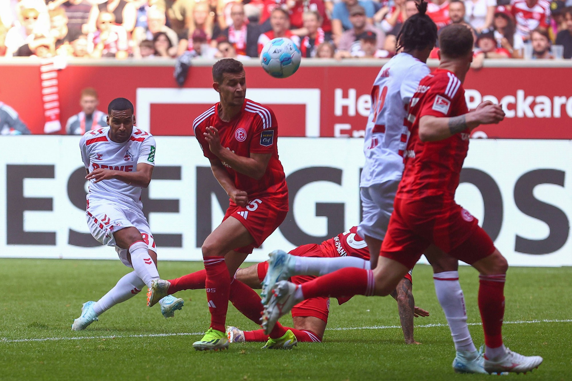 Torchance fuer Linton Maina 37 1. FC Koeln Fortuna Duesseldorf vs. 1. FC Koeln, Fussball, 2. Bundesliga, 6. Spieltag, Saison 2024/2025, 21.09.2024 DFL REGULATIONS PROHIBIT ANY USE OF PHOTOGRAPHS AS IMAGE SEQUENCES AND/OR QUASI-VIDEO. Foto: kolbert-press/Ant Palmer Merkur Spiel Arena NRW Deutschland *** Goal chance for Linton Maina 37 1 FC Koeln Fortuna Duesseldorf vs 1 FC Koeln, Football, 2 Bundesliga, Matchday 6, Season 2024 2025, 21 09 2024 DFL REGULATIONS PROHIBIT ANY USE OF PHOTOGRAPHS AS IMAGE SEQUENCES AND OR QUASI VIDEO Foto kolbert press Ant Palmer Merkur Spiel Arena NRW Germany Copyright: xkolbert-press/AntxPalmerx