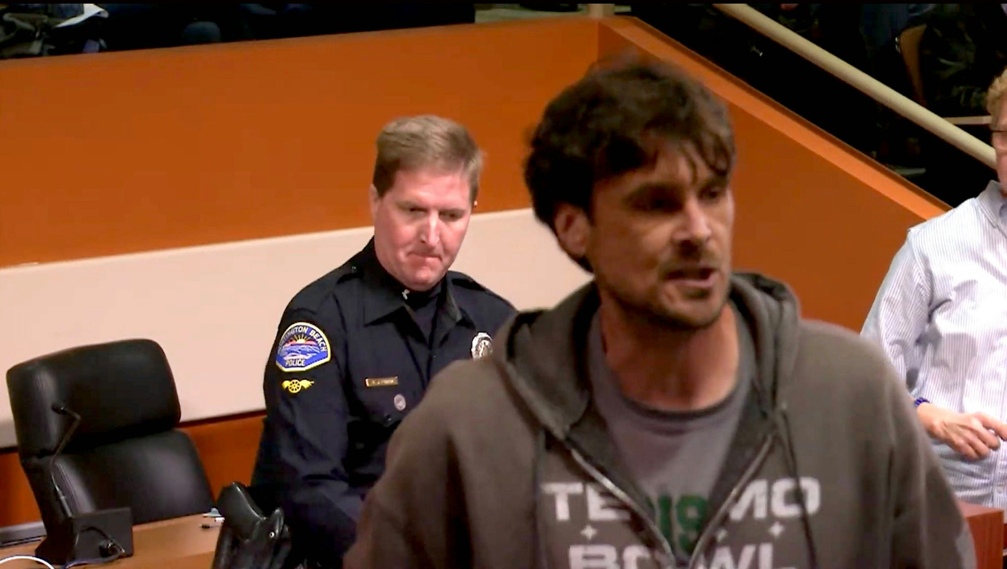 Chris Kluwe, ein ehemaliger Spieler der Minnesota Vikings, kurz vor seiner Festnahme im Stadtrat von Huntington Beach.