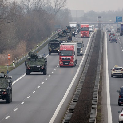 Ein Konvoi der Bundeswehr auf einer Autobahn (Archivfoto).