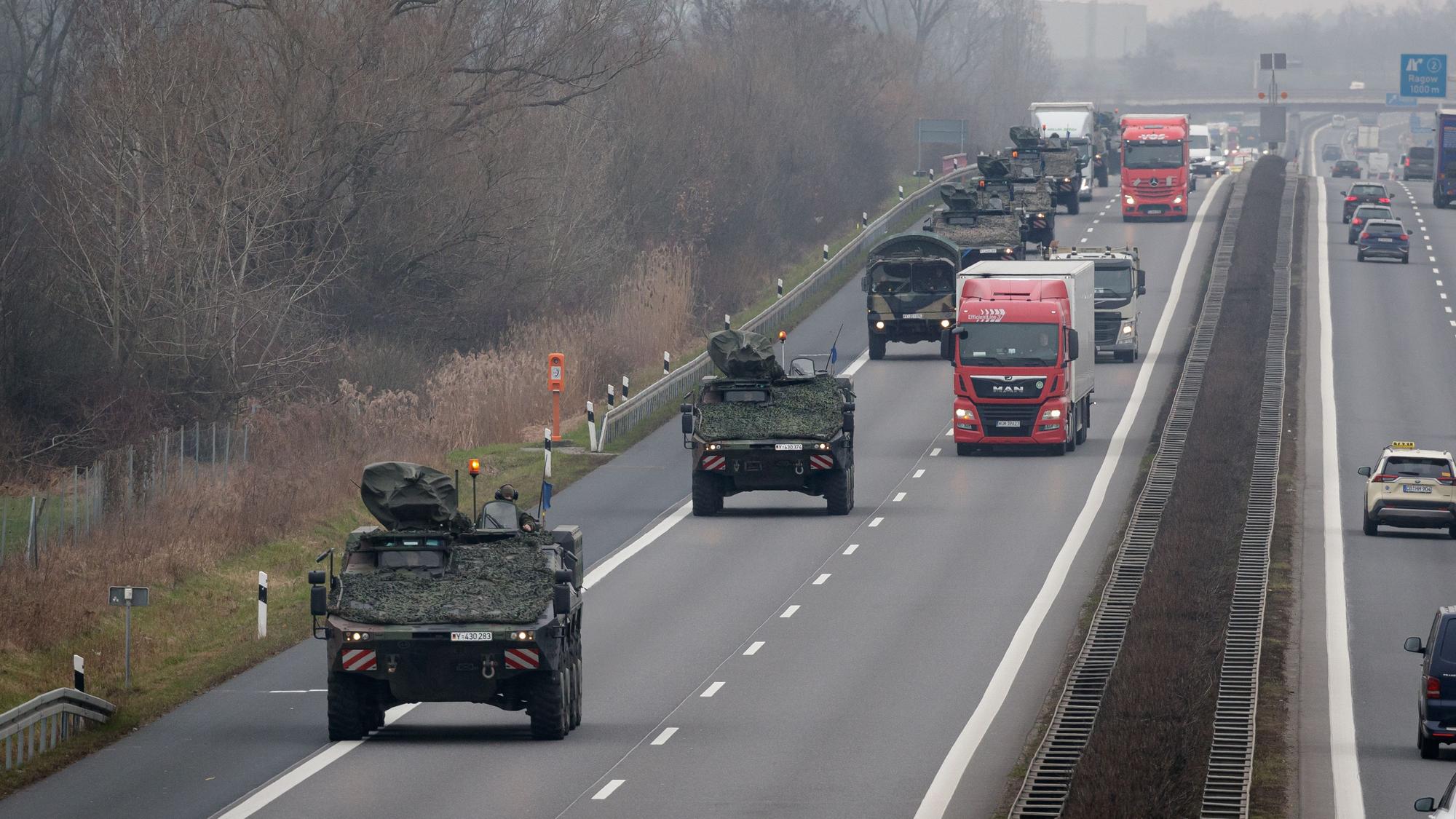 Ein Konvoi der Bundeswehr auf einer Autobahn (Archivfoto).